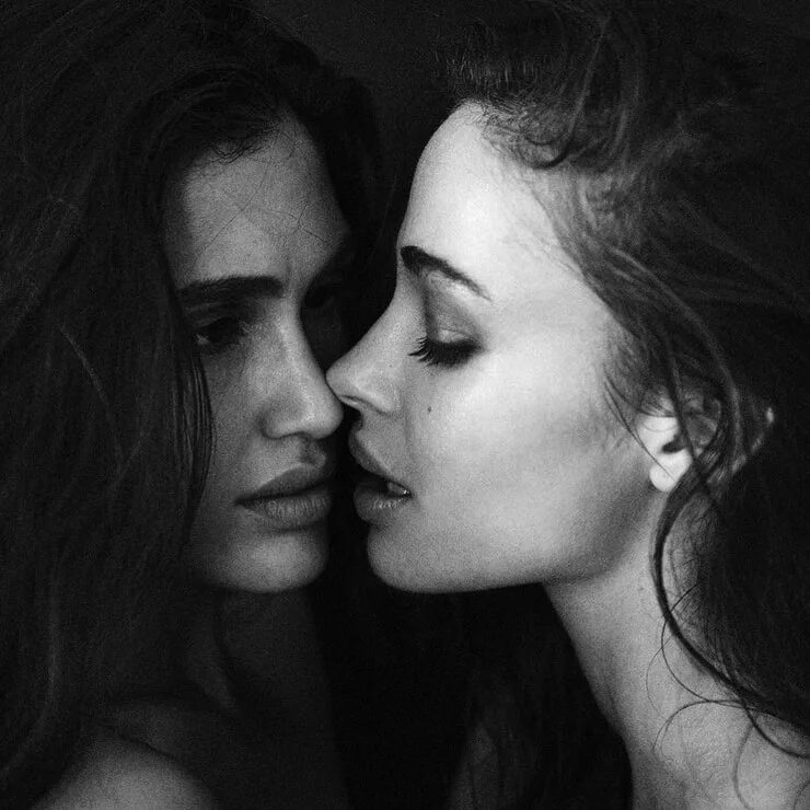 Нежно двух девушек. Фотосессия двух девушек. две девушки любовь. две девушки в профиль. девушка с двумя лицами.