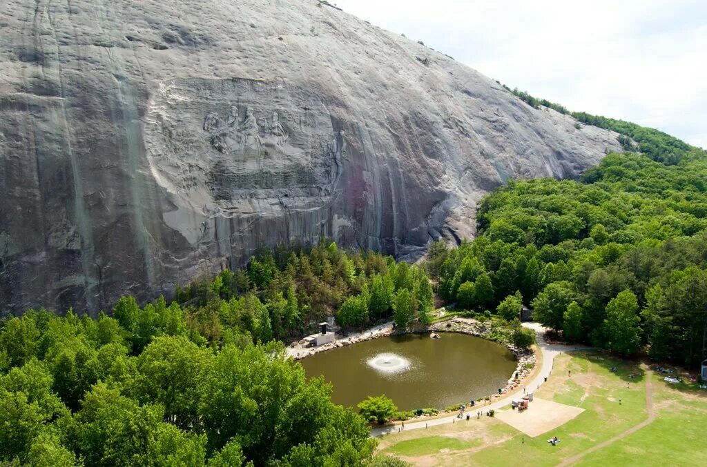 Парк стоун-маунтин. Mountain park, georgia. Грузия парк стоун-маунтин, джорджия. Каменная гора в джорджии. Парк стоун-маунтин.