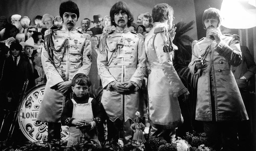 Beatles sgt peppers lonely hearts club. The Beatles сержант Пеппер. The Beatles Sgt. Pepper's Lonely Hearts Club Band 1967. Sgt. Pepper’s Lonely Hearts Club Band альбом. Sgt. Pepper's Lonely Hearts Club Band альбом Битлз обложка.