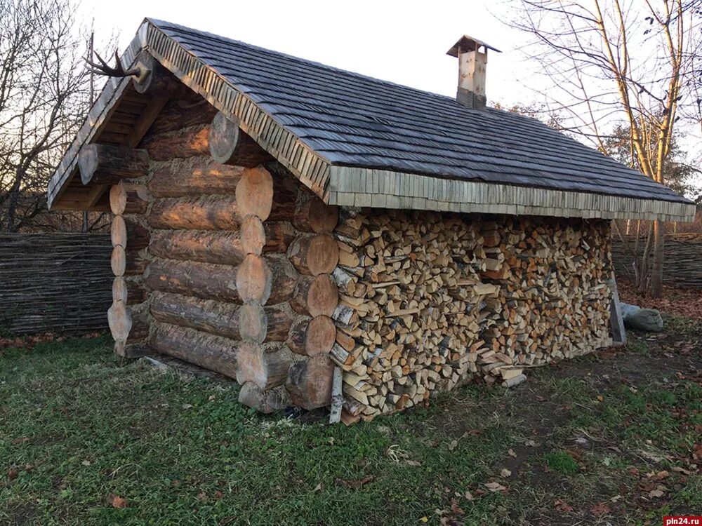 Купить старую баню. Старый сруб бани. Баня из старого бревна. Старая бревенчатая баня. Старая баня из сруба.