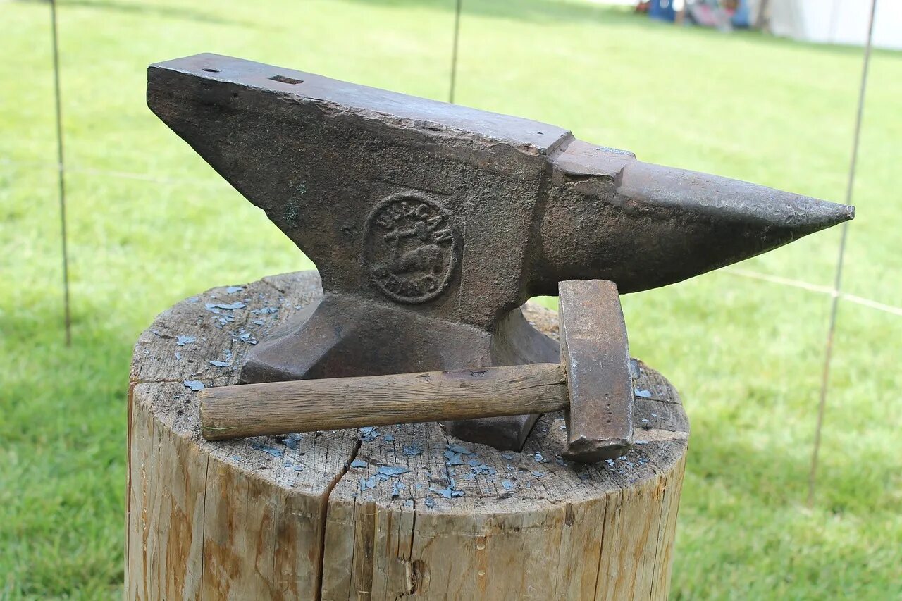 Велунд – бог-кузнец. Клеймо на наковальне. Наковальня кузнеца. Металл для наковальни. Древняя наковальня.