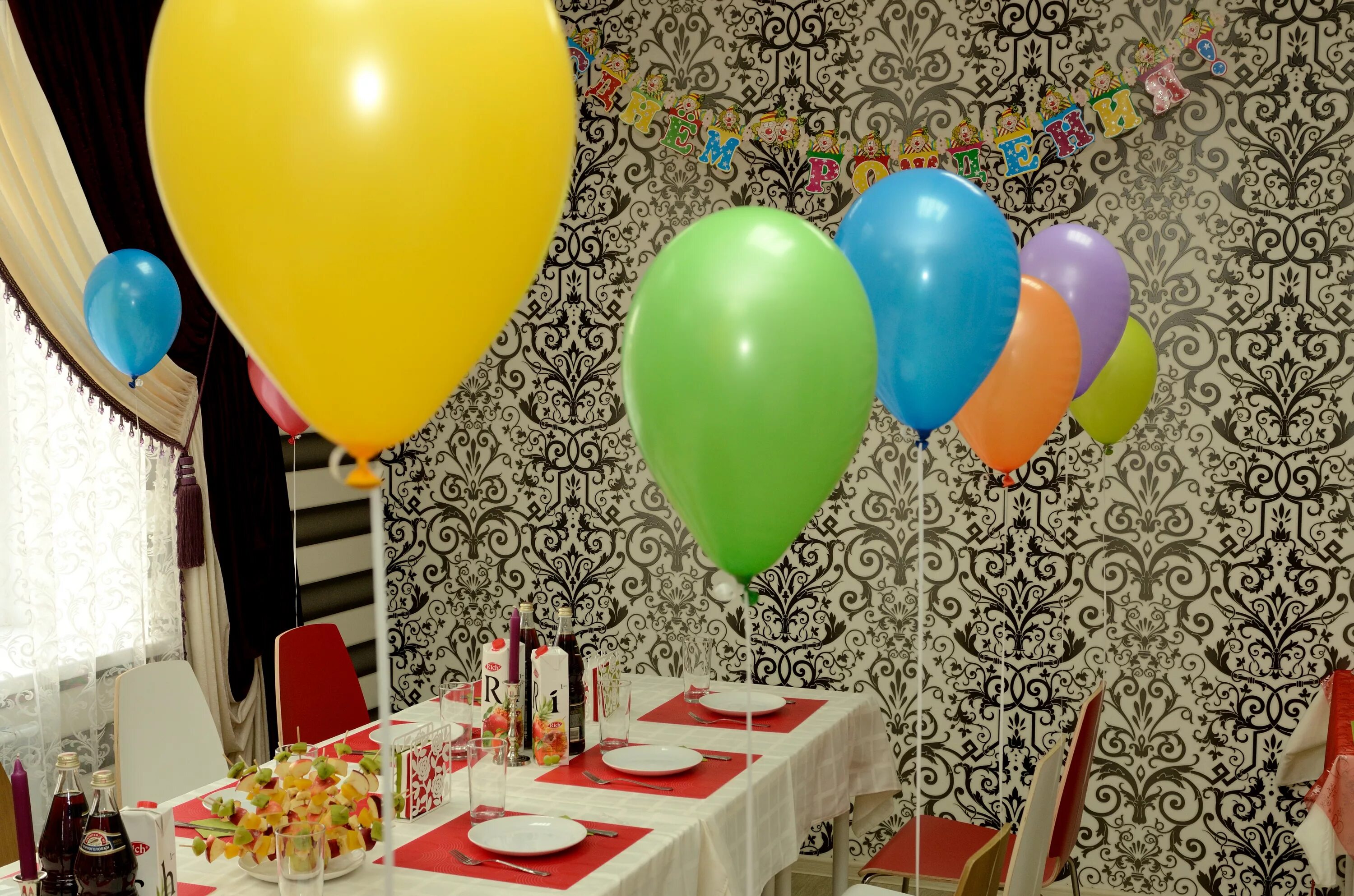 Стол на др ребенка. Детский день рождения. Дети празднуют день рождения. Детский день рождения. Фото на день рождение дома.