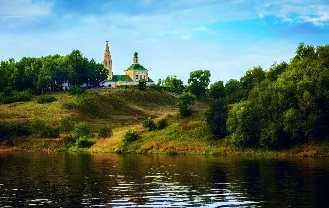 Монастырь на левом берегу. Река Волга Тутаев. Церковь на берегу реки Волги Тутаев. Троицкая Церковь Тутаев.