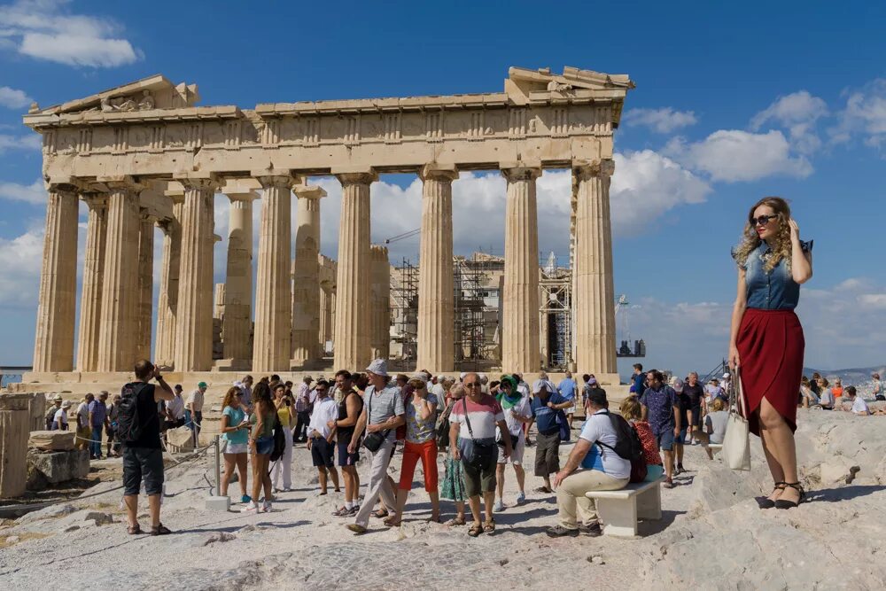 Самая большая греческая. Греция Афины Парфенон туристы. Афинский Акрополь Греция. Экскурсия Акрополь в Афинах. Парфенон Афины экскурсия.