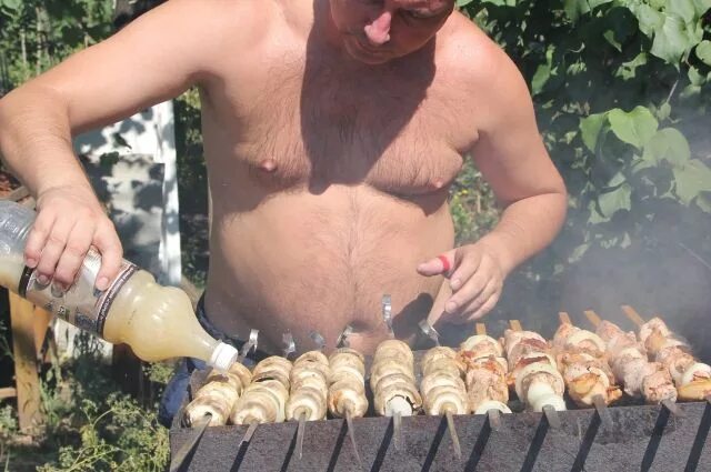 Который делает шашлыки