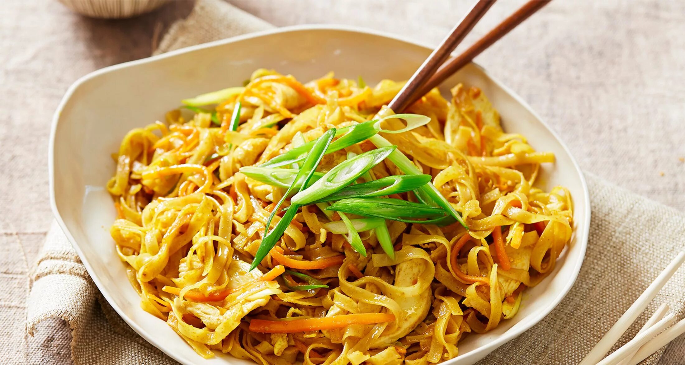 Лапша белок. Лапша Noodles карри. Yellow Curry лапша. Японские макароны. Лапша в духовке.