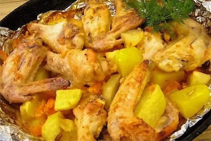 Хрустящие куриные крылышки с картошкой. Крылышки с картошкой в духовке. курица с картошкой в духовке. куриные крылышки с картошкой. картофель с крылышками в духовке.