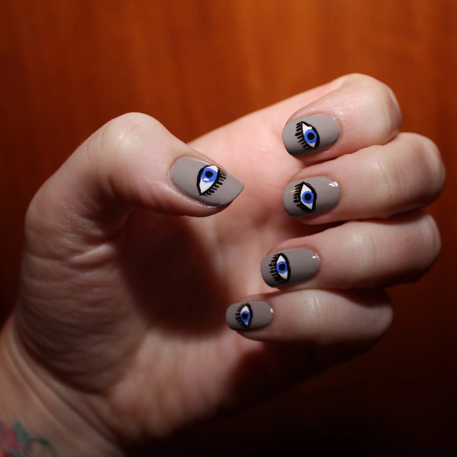 Ногти маленькие. Маникюр с глазами на ногтях. Маникюр с глазками. Неординарный маникюр на короткие ногти. Маникюр с глазками.