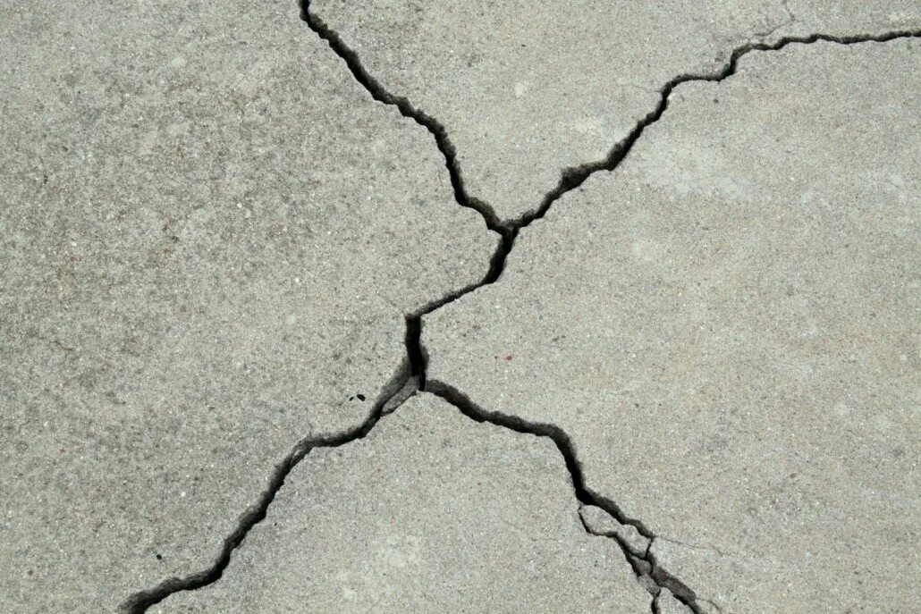 Трещина индийские. Трещины в бетоне. Текстура бетона с трещинами. Трещины в цементе. Трещины в скалах.