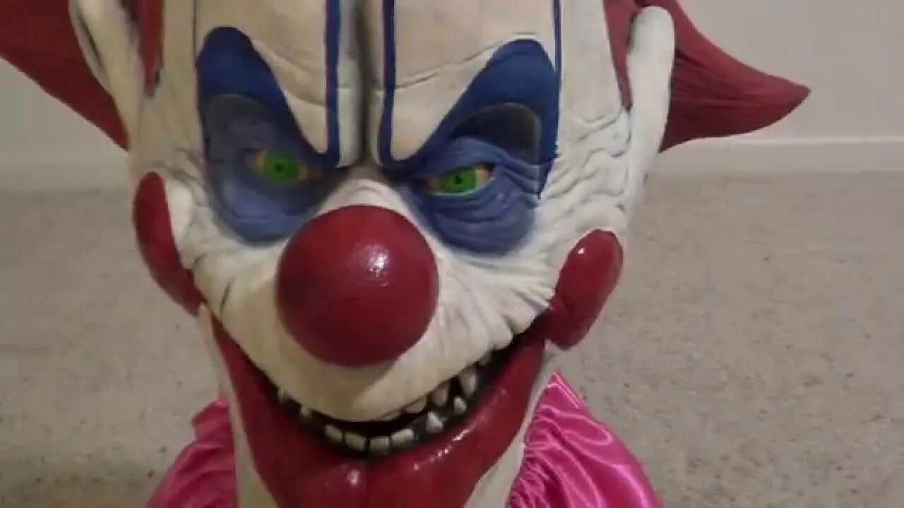 Killer klowns the game. Клоуны-убийцы из космоса (1987). Маски клоуны убийцы из космоса. Игрушки клоуны убийцы из космоса.