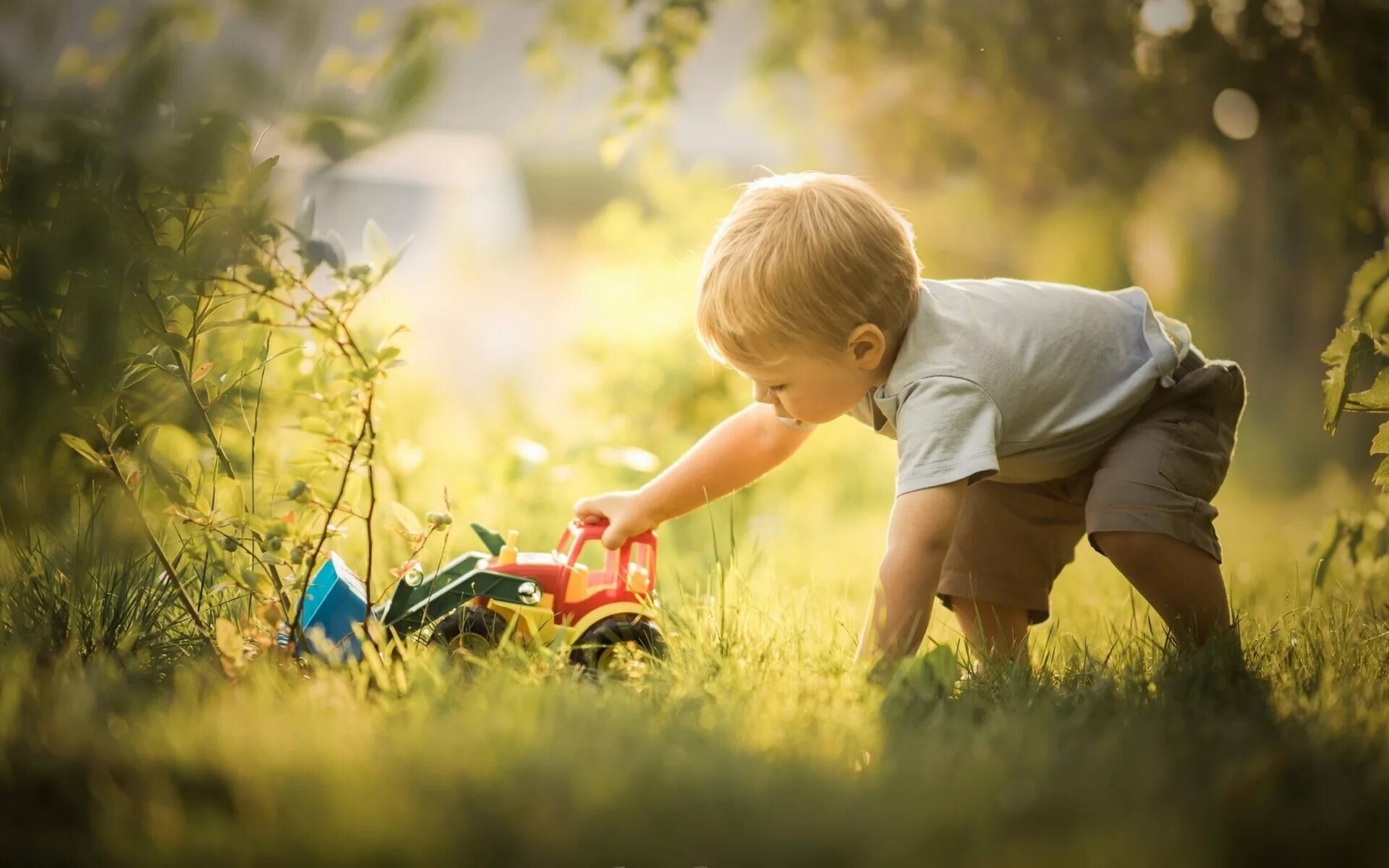 Child nature. Дети и природа. Лето дети. Малыш на природе. Маленькие дети на природе.