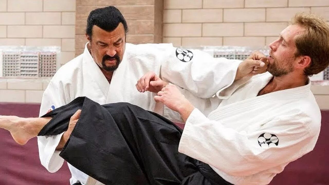 Актер мастер айкидо 5 букв. Стивен сигал айкидо. Стивен сигал боевые искусства. Айкидо актер стивен сигал. Стивен сигал в чёрном поясе.