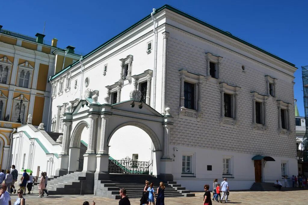 Гранитовая палата в московском кремле. Гранитовая палата в московском кремле. Грановитая палата кремль москва. Грановитая палата московского кремля 15 век. Гранатовистая рплата московского кремля.
