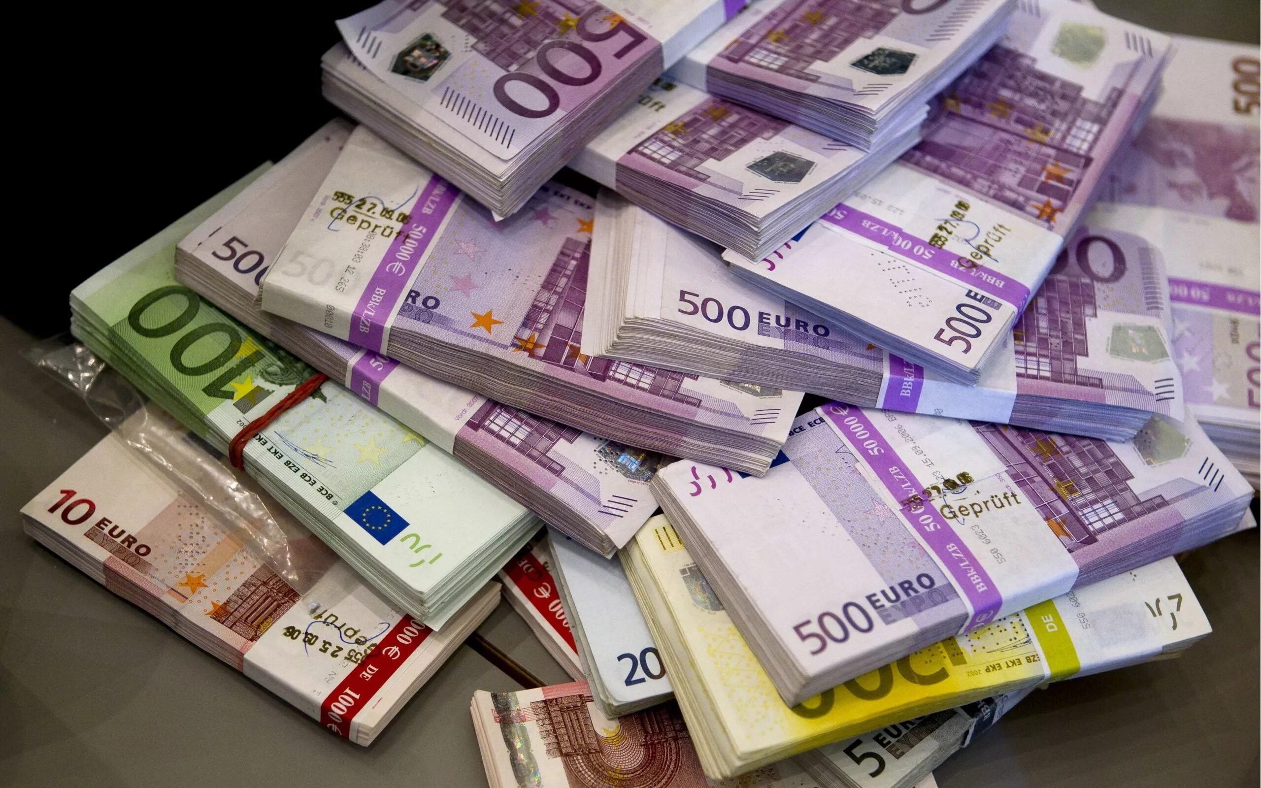 Деньги евро. Пачки евро. Пачки денег евро. Купюры евро.