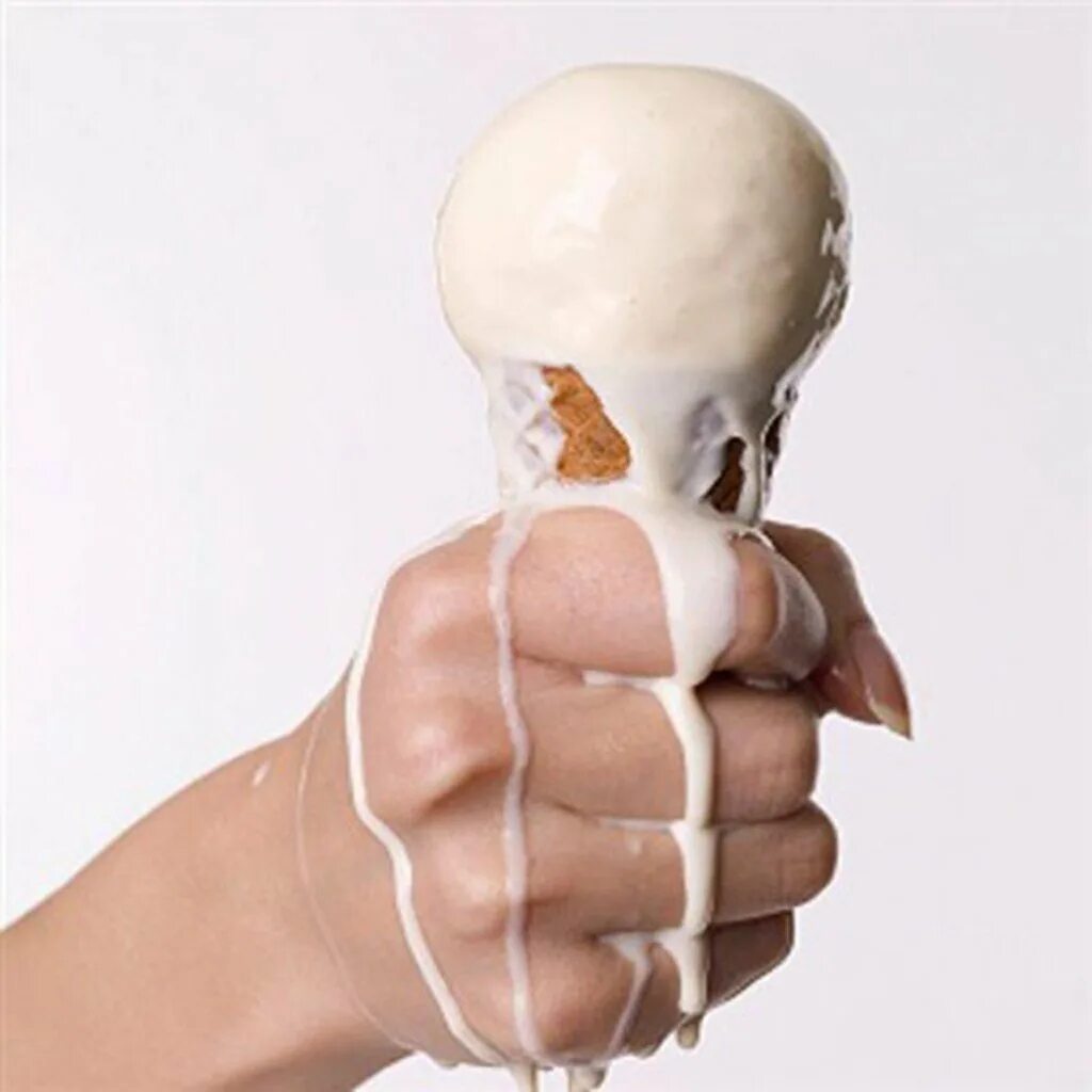 Растаяв в руках. Растаявшее мороженое. Расстаеващее мороженое. Мороженое в руке. Растаявшее мороженое в руке.