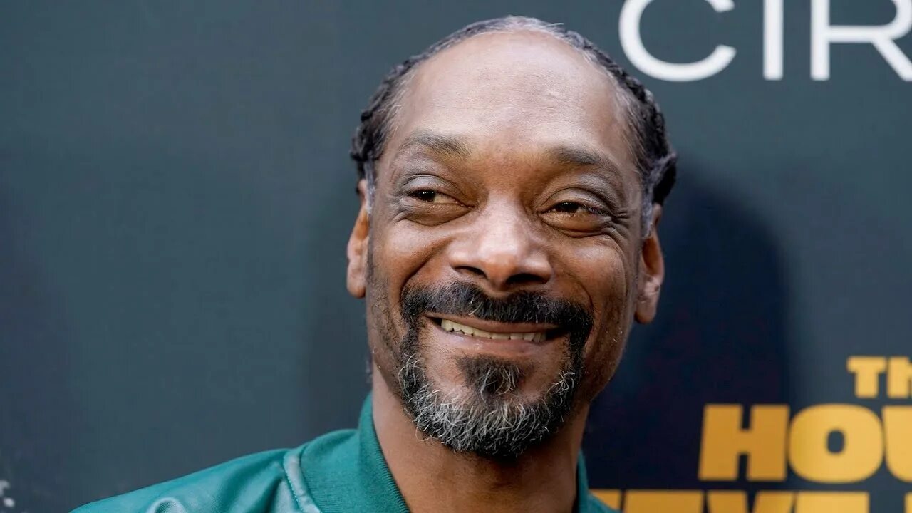 Сколько лет snoop. Снуп дог 2025. снуп дог сейчас 2025. снуп дог фото сейчас 2025. snoop dogg фотосессия.