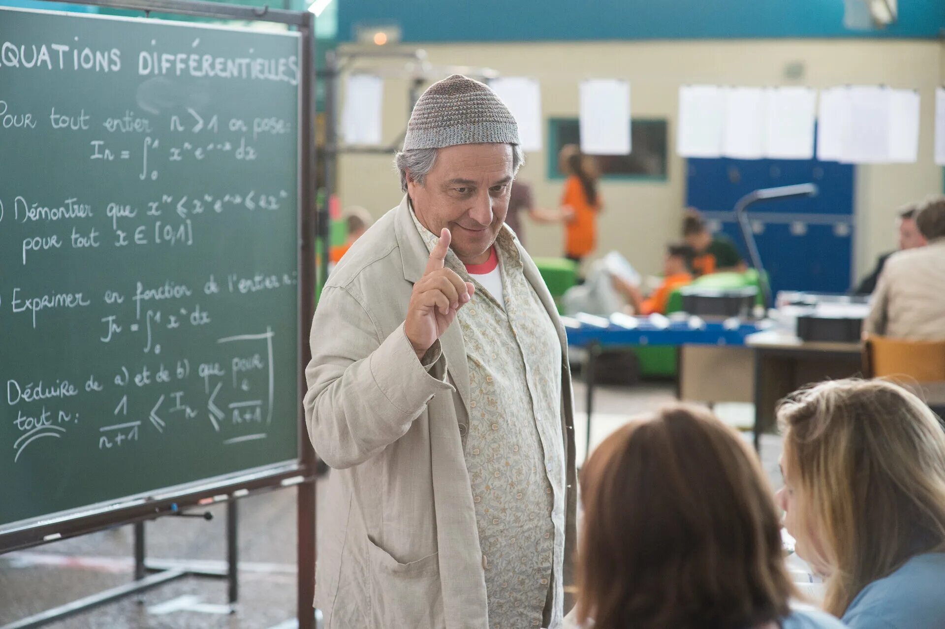 учитель химии. безумные преподы фильм 2017. кристиан клавье безумные преподы. хью лори строгий. франсуа морель безумные преподы.