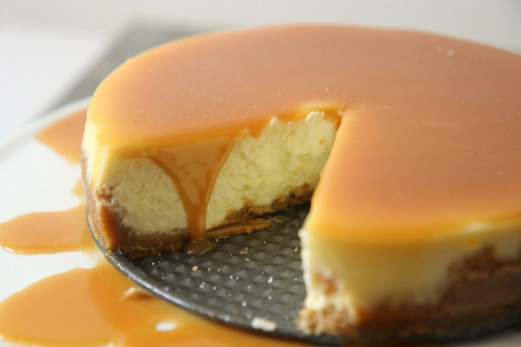 Чизкейк со сгущенкой и творогом. Пирожное грэхем кузина. Чизкейк без выпечки со сгущенкой. Чизкейк карамельный со сгущенкой. Чизкейк со сгущенкой.