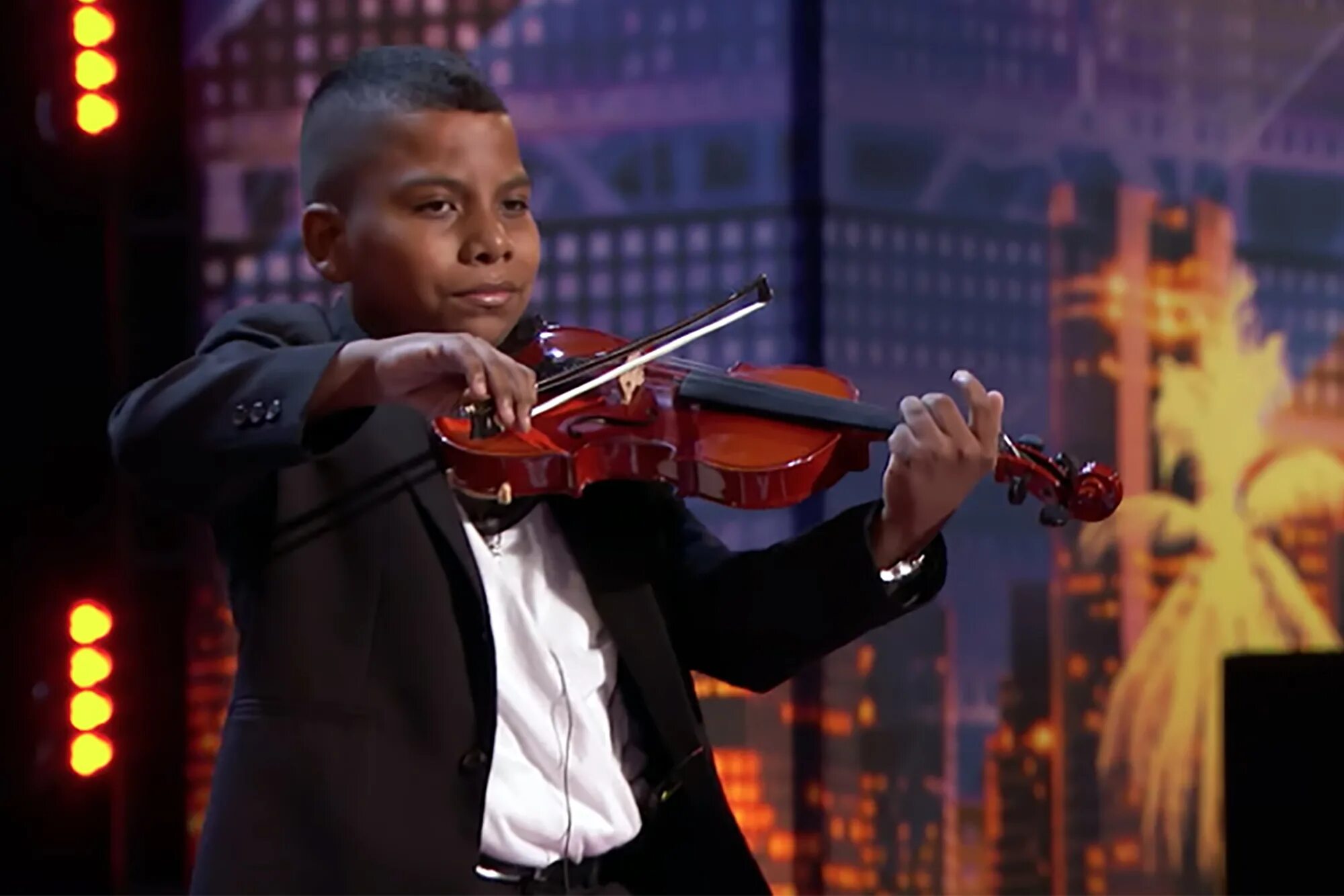 Мальчик поет про. Тайлер Батлер Фигероа. Мальчик поет на сцене. Самый маленький скрипач в мире. Шоу талантов скрипач.