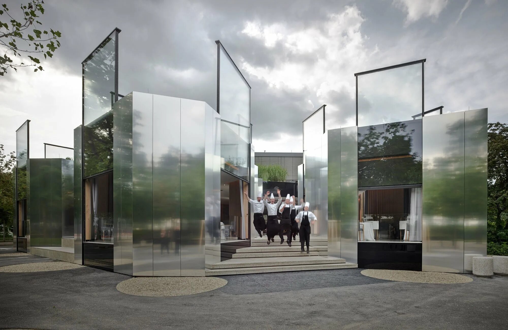 Зеркальный фасад. Зеркальный фасад здания. Зеркальный фасад здания. Стеклянный фасад здания. Зеркальное здание.