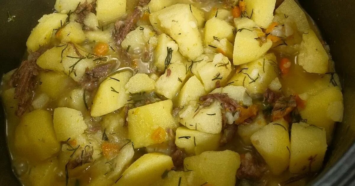 Картошка с тушенкой в кастрюле с морковью. Картошка с тушенкой. Тушеная картошка с тушенкой. Картошка с тушенкой в мультиварке. Картофель по домашнему с тушенкой.