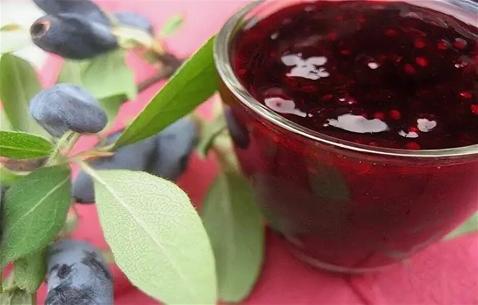 Варенье из жимолости. 100г жимолости. Жимолость польза. Жимолость баха. Жимолость рецепты приготовления.