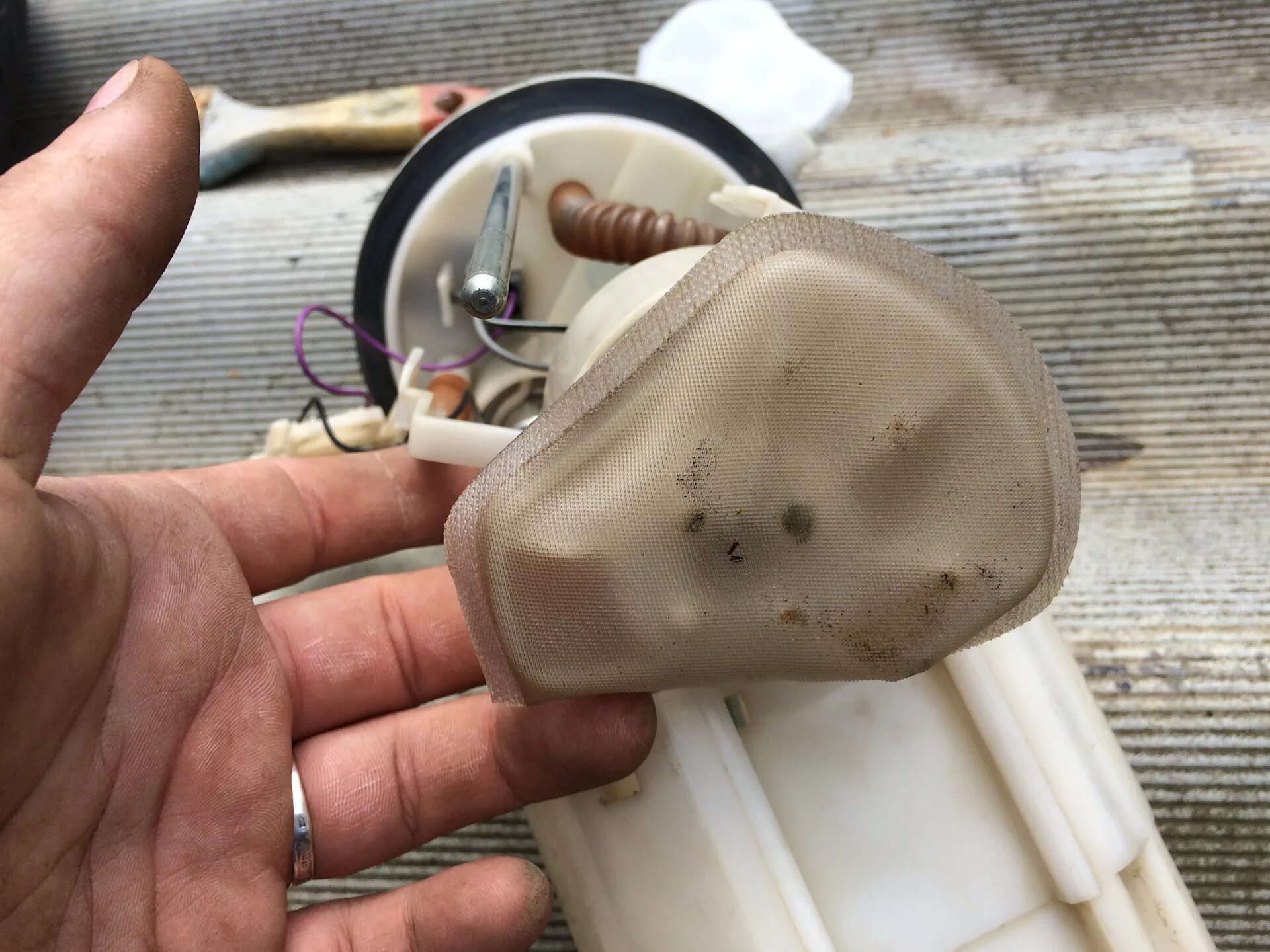 Где стоит бензонасос на приоре. Бензонасос приора 8 клапанная. Корпус бензонасоса приора 16 клапанов. Где стоит бензонасос на приоре. Датчик бензонасоса приора.