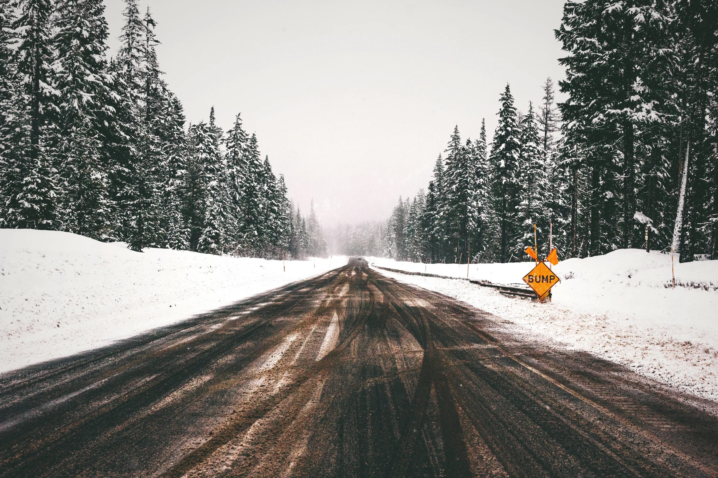 Дорогу в глубоком снегу. Зимняя трасса. Зима дорога. Заснеженная дорога в лесу. Снег на дороге.
