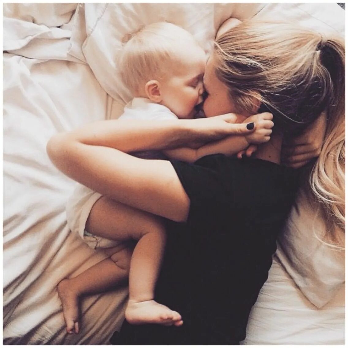 Мама блондинка с малышом. Фотосессия мама с младенцем. Блондинка с ребенком на руках. Объятия мамы и ребенка.