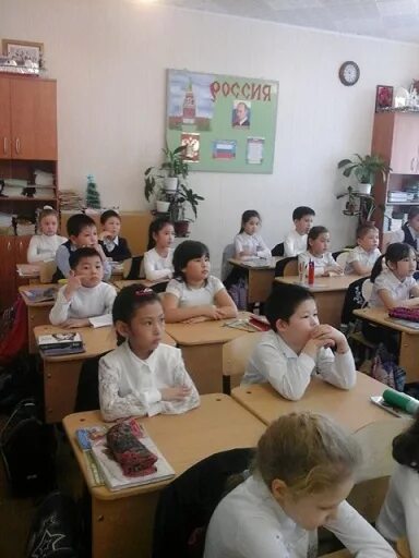 Учителя володарской сош 2 астр обл. Володарская средняя школ. Школа поселок володарского. Володарская средняя общеобразовательная школа. Школа поселок володарского.