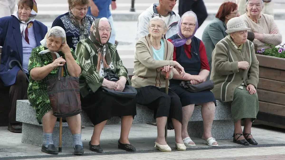 Б пенсионерам. Пенсионеры в очереди. Пенсионеры в России. Бабушки в очереди.