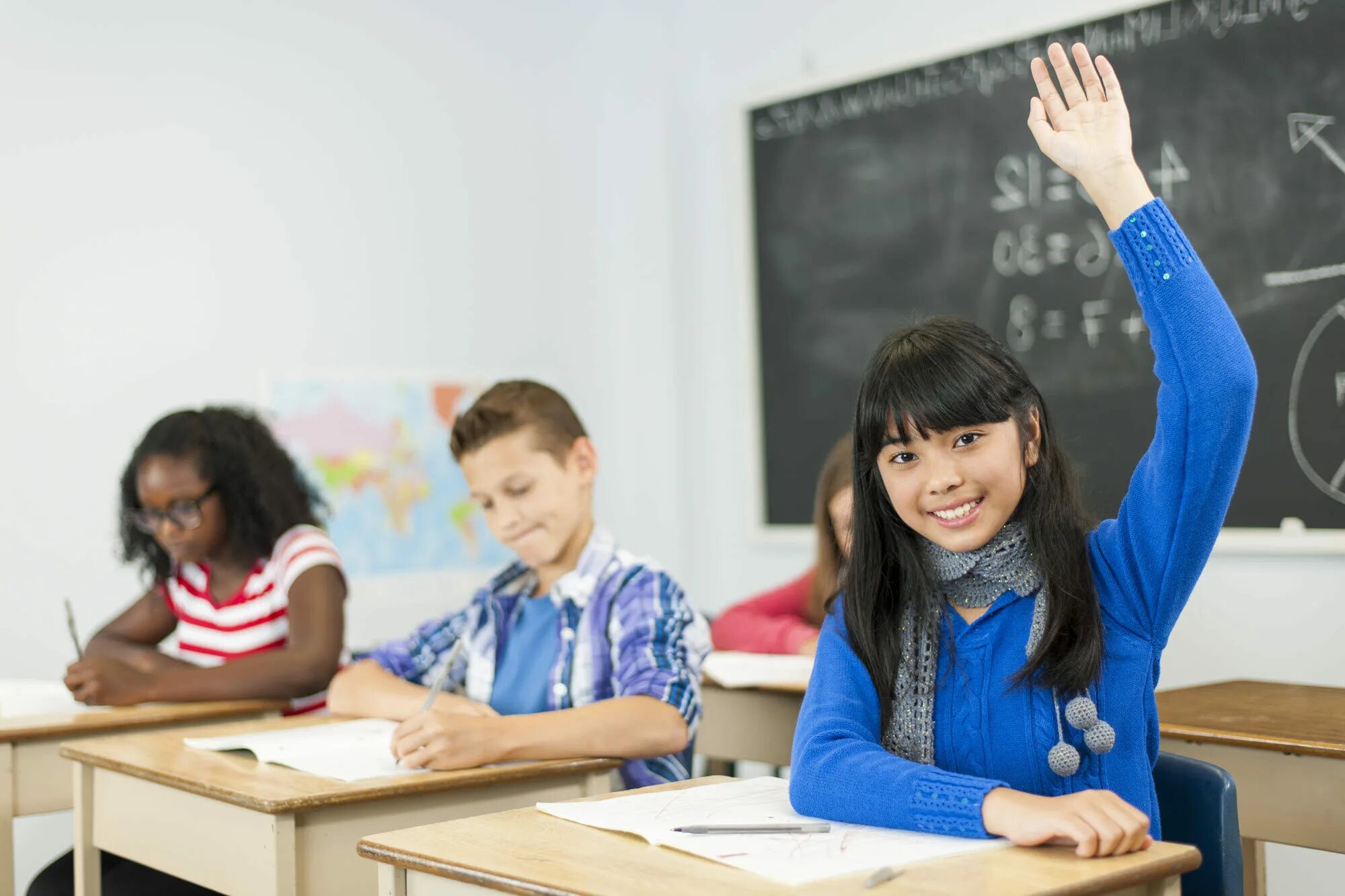 The school has many students. Школьники США. Дети в американской школе парты. Америка дети за партами в школе. Подростки в Америке за партами.