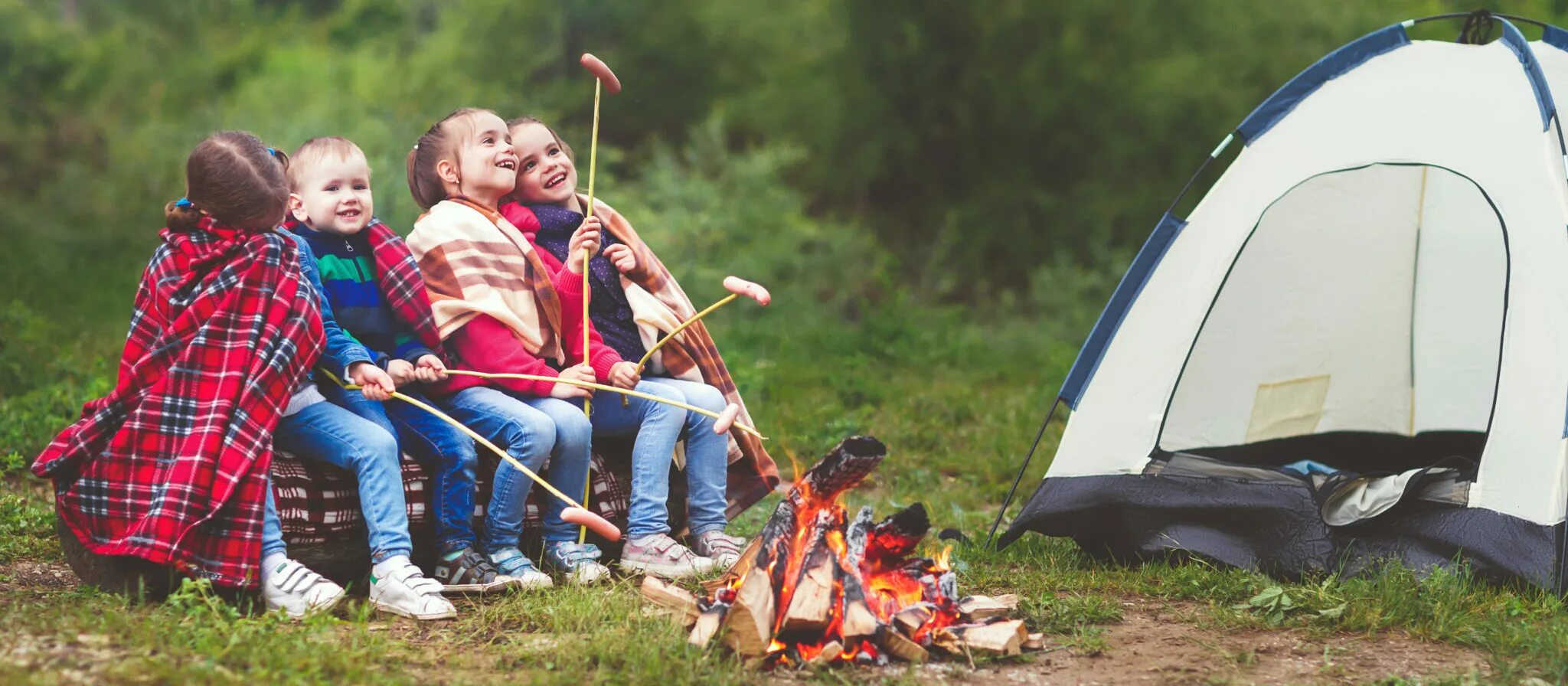 Camping for kids. Обустройство лагеря на природе с палатками. Поход кемпинг дети. Палатка картинка для детей. Фото дети у костра в походе.