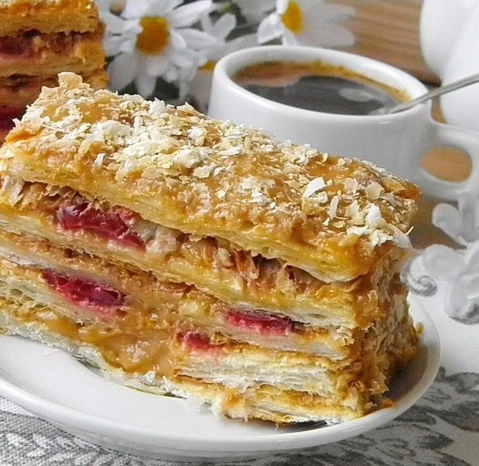 торт из слоеного теста начинка. торт из слоеного теста начинка. коржи наполеон с рыбной консервой. торт наполеон порционный. пирожное наполеон с вареносгущенкой.