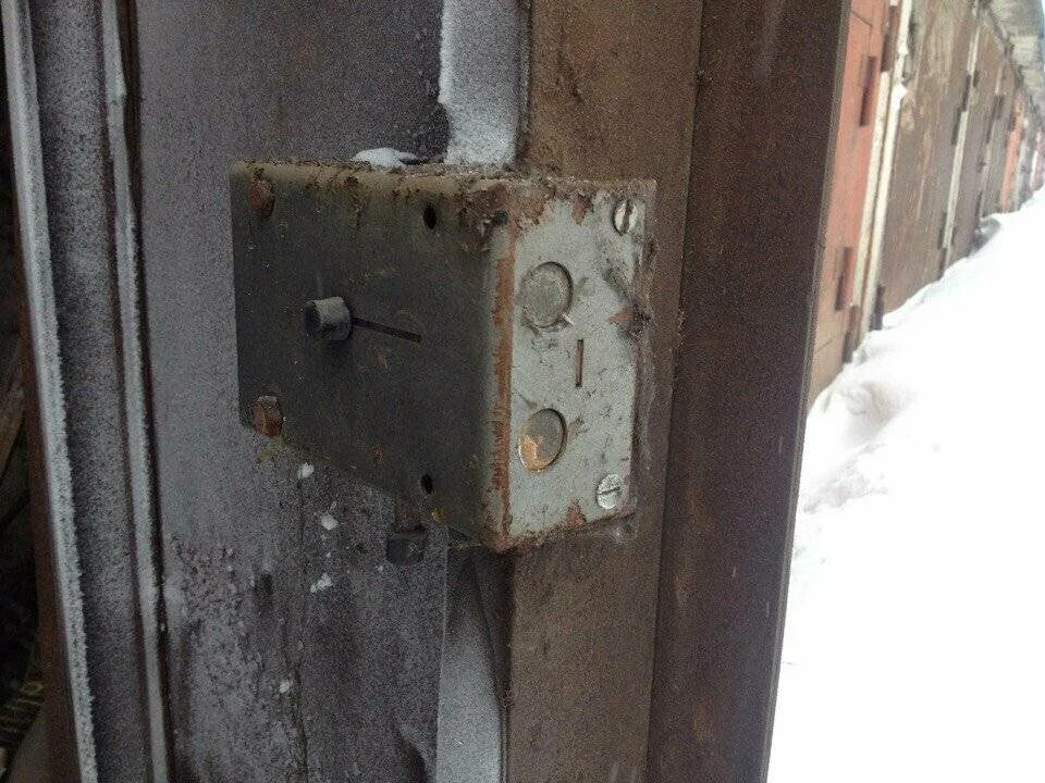 Защитить замок. Вскрытие гаражных замков 098злц4. врезной замок в гаражные ворота. защита гаража от вскрытия. защита замка гаража.
