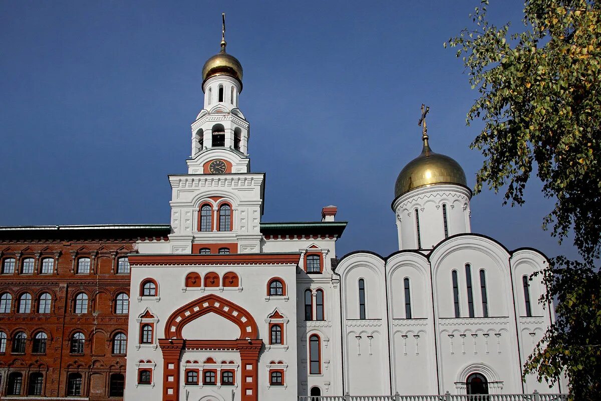 Поволжский православный институт им святителя Алексия. Храм трех святителей Тольятти. Храм святителя Алексия Тольятти. Православный институт Тольятти.