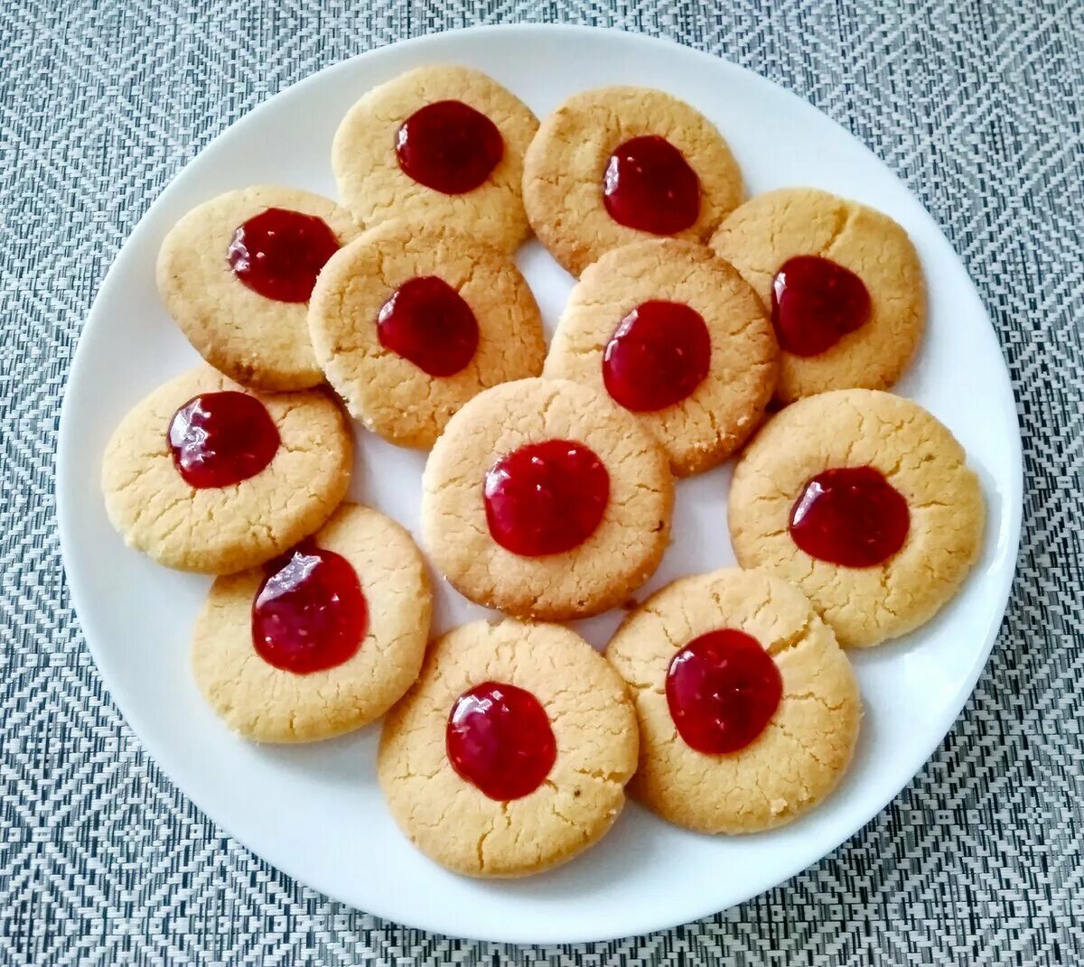 Печенье с вареньем на масле. Песочное печенье с повидлом. Печенья с джемом посередине. Песочное печенье с джемом. Печенье с джемом сверху.