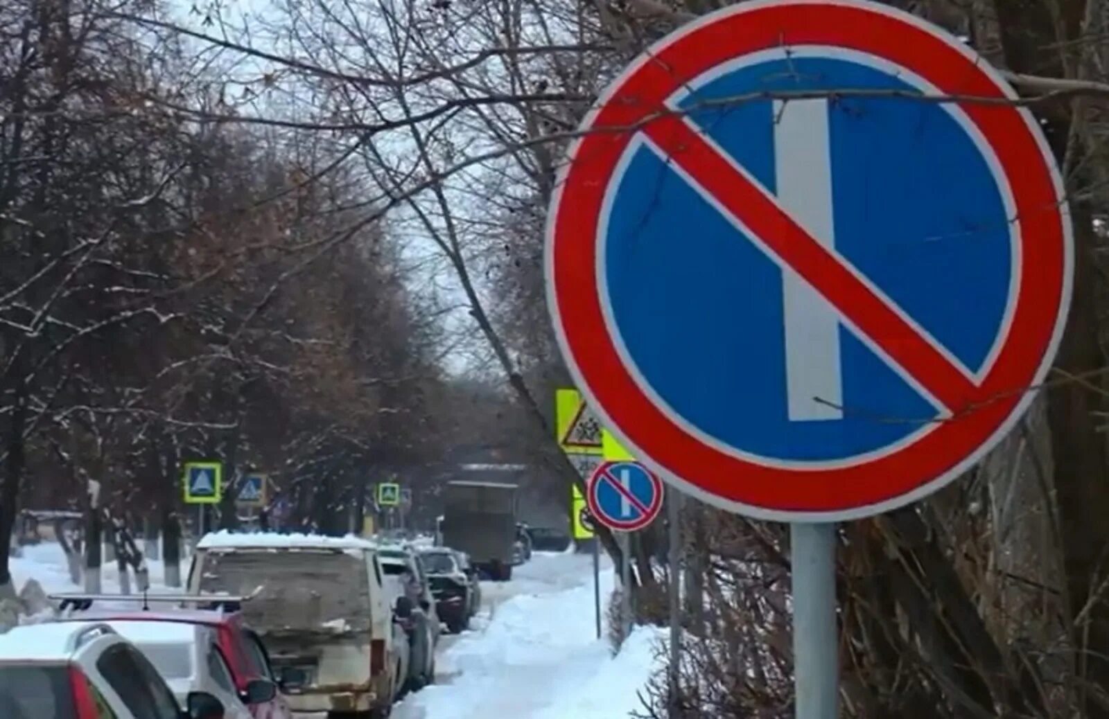 Остановка запрещена по числам. Знак 3 29 стоянка запрещена. Дорожный знак 3.30 "стоянка запрещена по четным числам месяца". Знак 3.29. Стоянка запрещена по нечетным числам месяца. Знаки ограничения парковки.