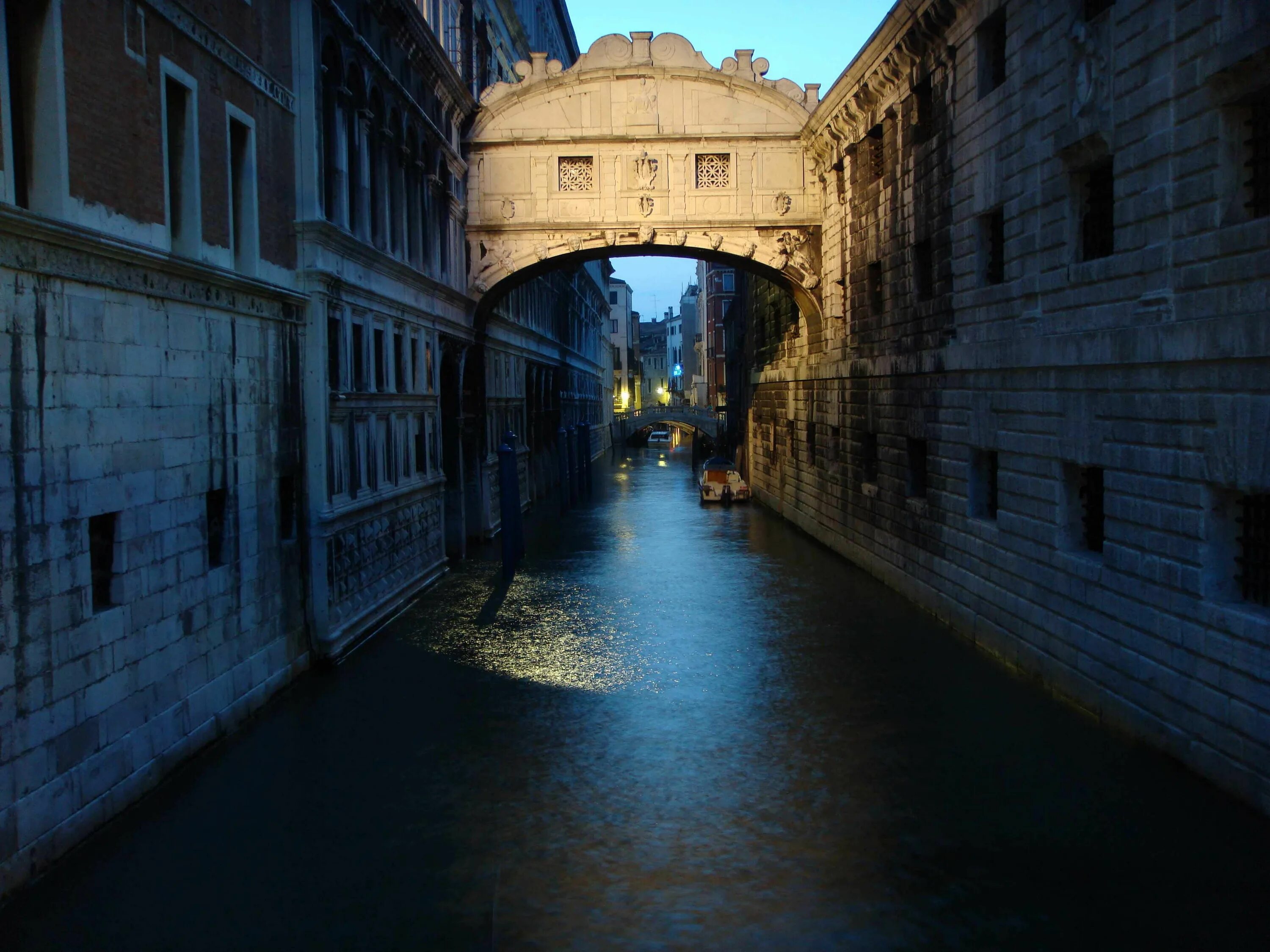 Венеция понте дей соспири. Балчик мост вздохов. Мост риальто венеция. Ponte dei sospiri венеция. Венеция.