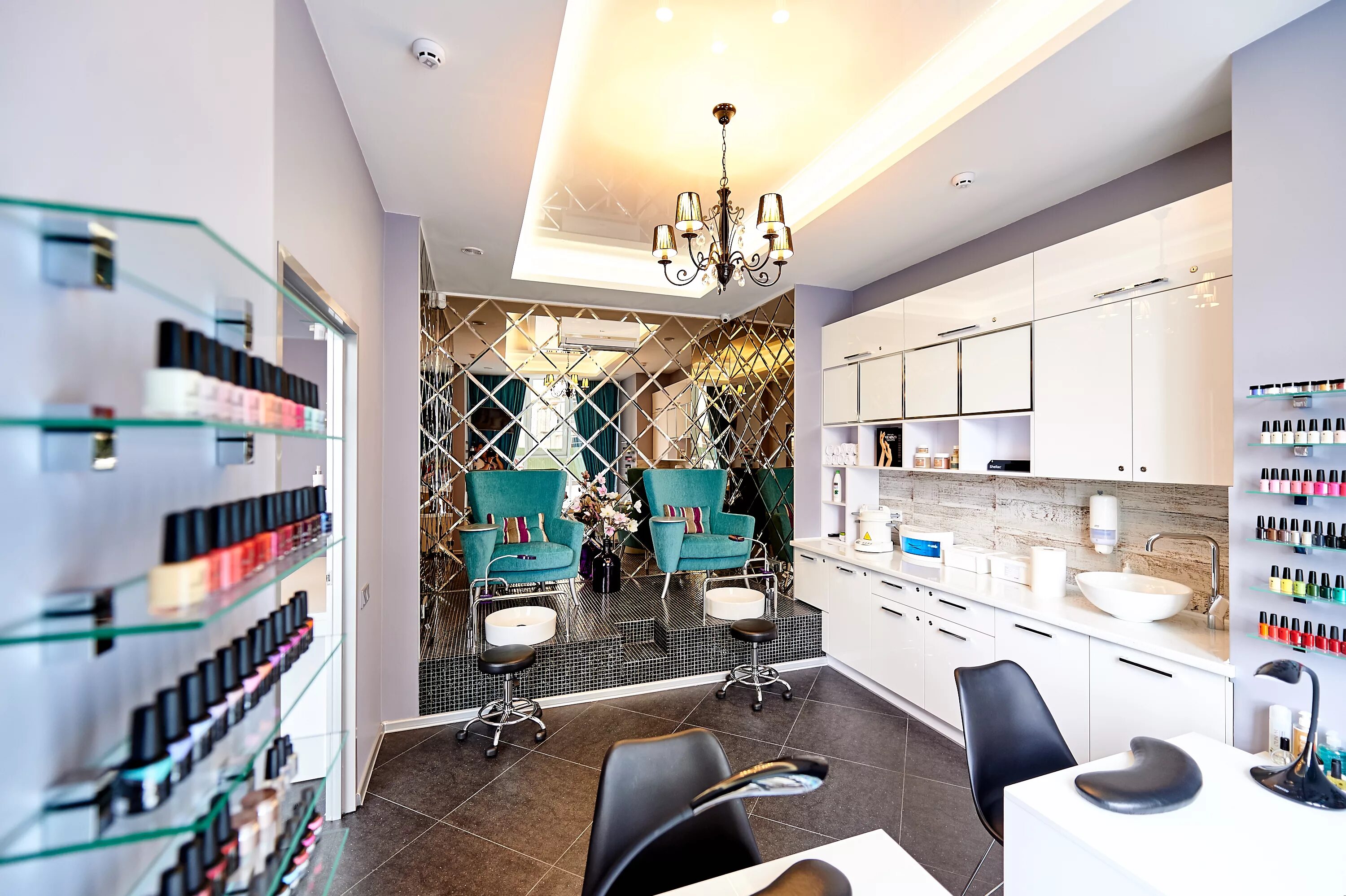 интерьер салона маникюра.