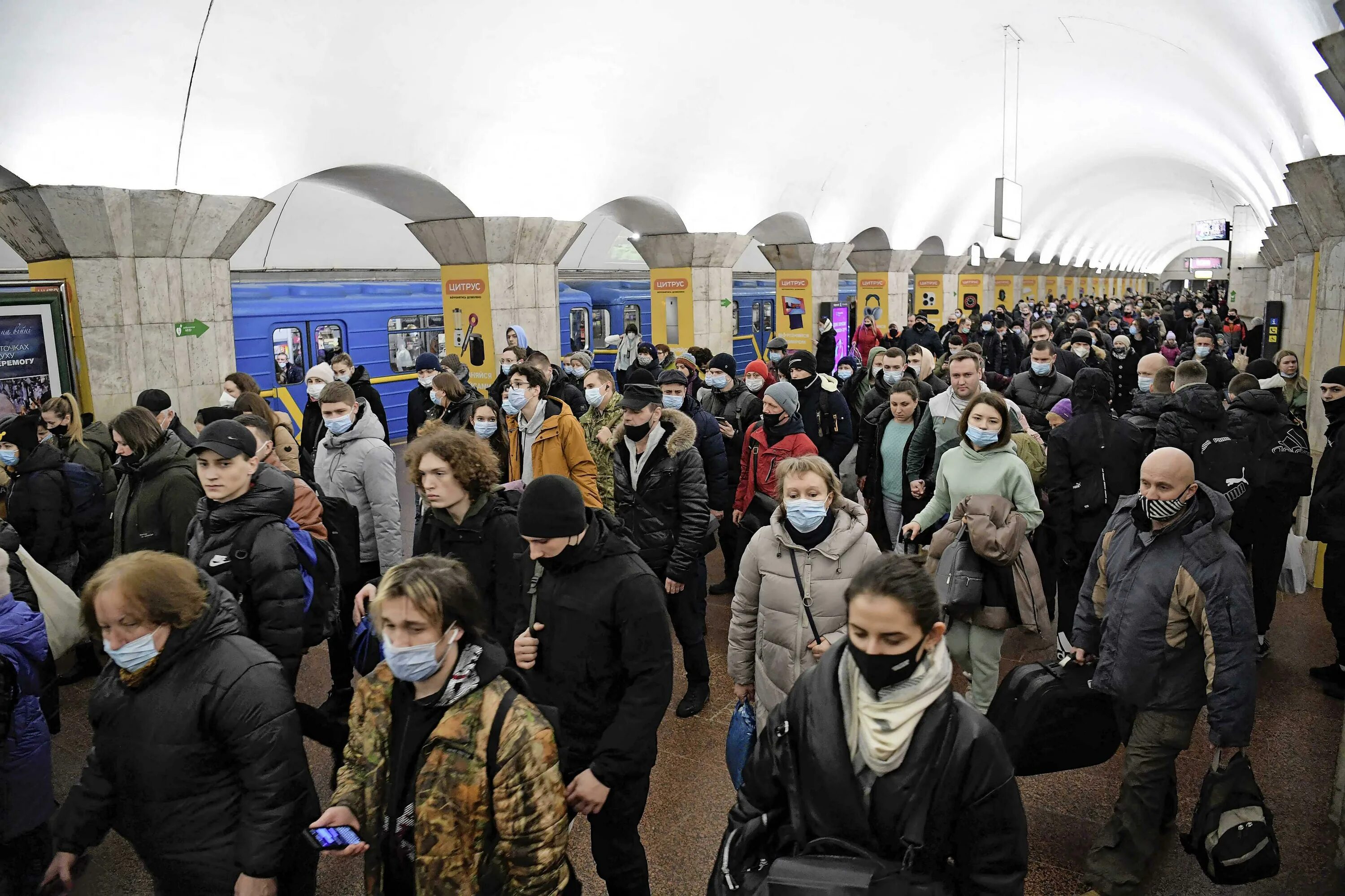 Переехать киев. Киев метро беженцы. Жители Украины уезжают. Много людей в метро.