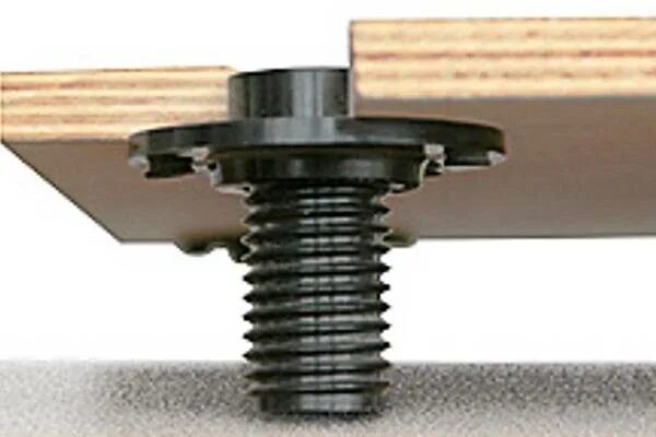 Регулируемая опора для лаг леруа. Крепеж для регулируемых лаг. Регулировочные приспособления для лаг пола. Регулируемый крепеж лаг к бетонному полу. Скобы для крепления лаг пола 50х150.