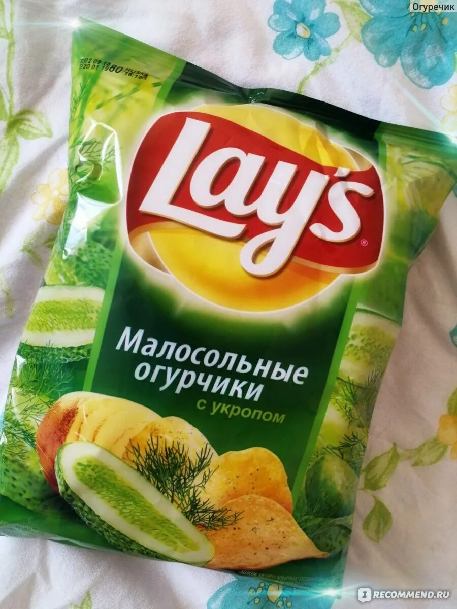 Лейс малосольные огурчики. Lays огурчик. Чипсы лейс. Lays малосольные огурчики. Чипсы лейс с огурцом.