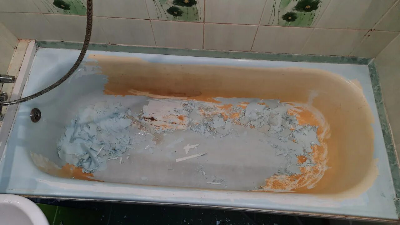 Ванна проржавела. Красный налет в ванной. Реставрация старой ванной комнаты. Снятие старого слой акрила ванны.