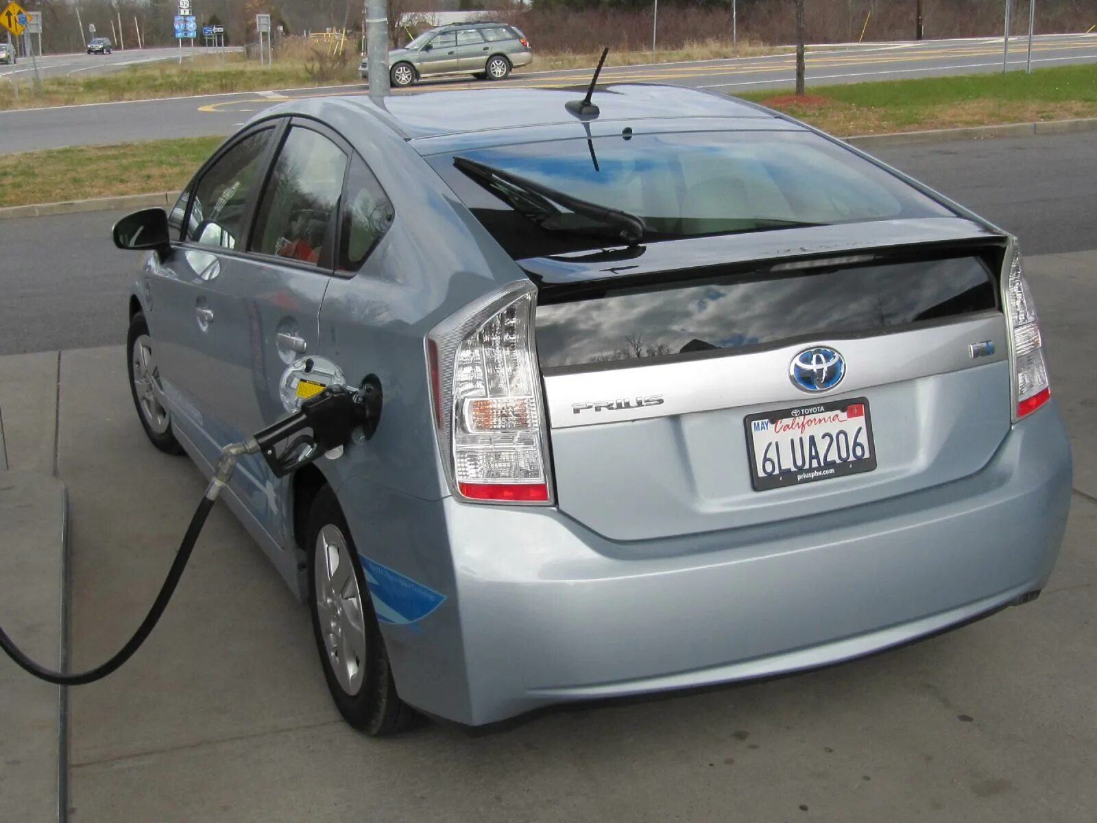 Нужно ли заряжать гибридные автомобили. Тойота электромобиль гибрид. 8 plug-in hybrid. Toyota prius iii (zvw30/35),. Toyota prius hybrid 10.