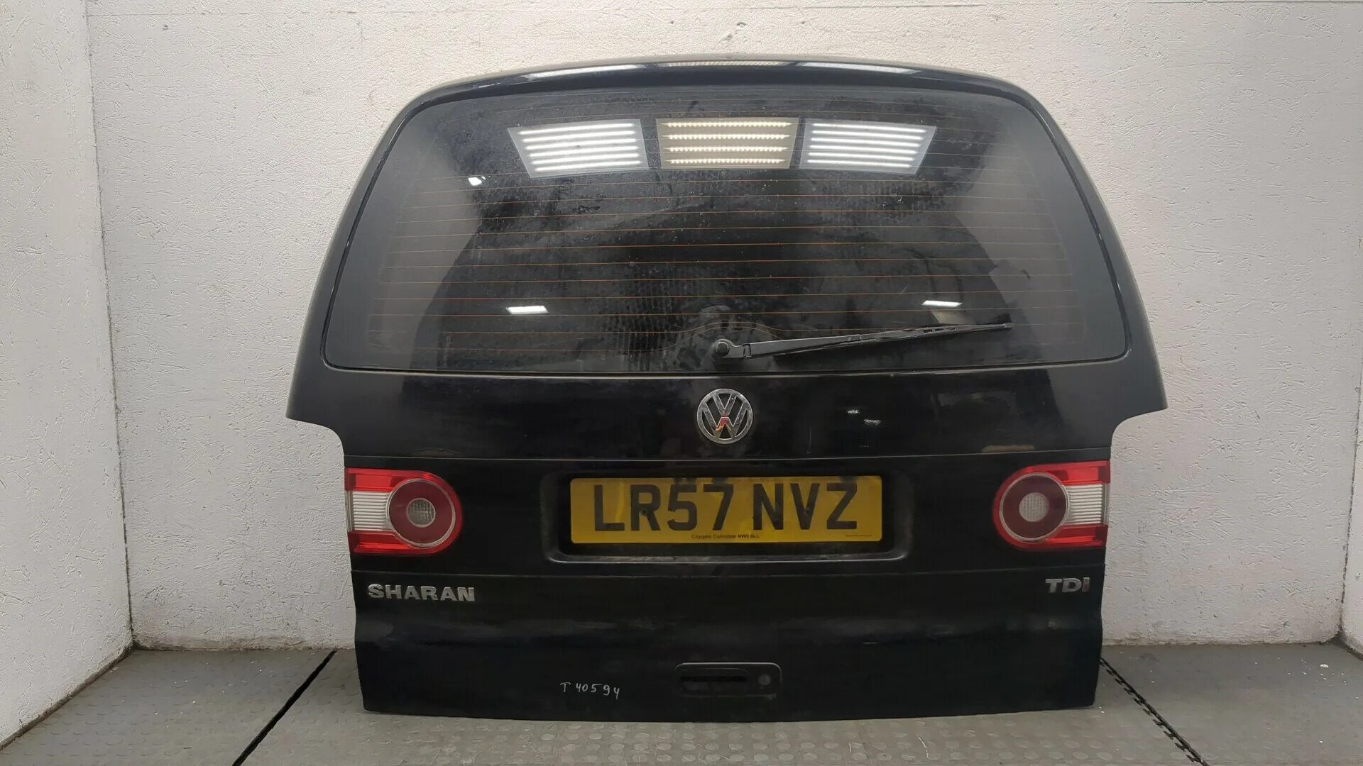 Фонари на крышку багажника шаран 2. Крышка багажника на шаран 99 года. Vw sharan 1999 багажник. Vw sharan дверь багажника. Крышка багажника на шаран 99 года.