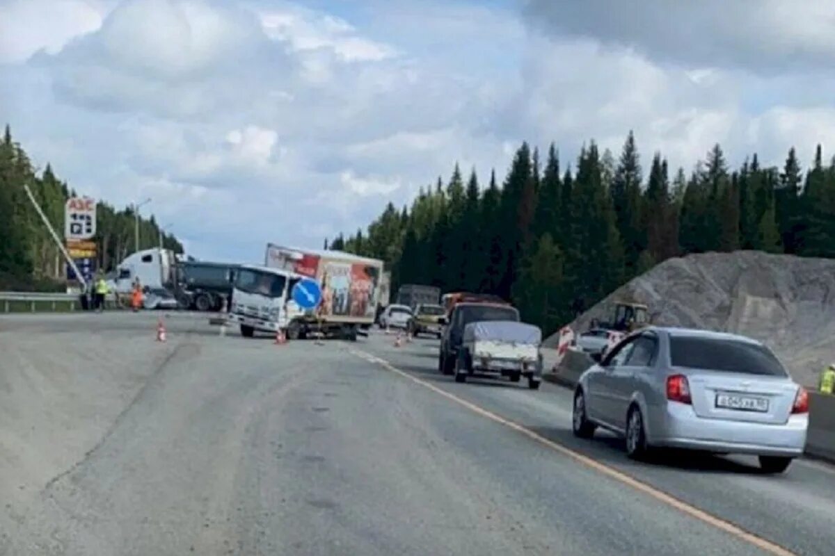 Автомагистраль Пермь Екатеринбург. Трасса м5 1726км. Пробка на трассе Пермь Екатеринбург. Авария в Екатеринбургу на трассе м5. 328 км пермь екатеринбург