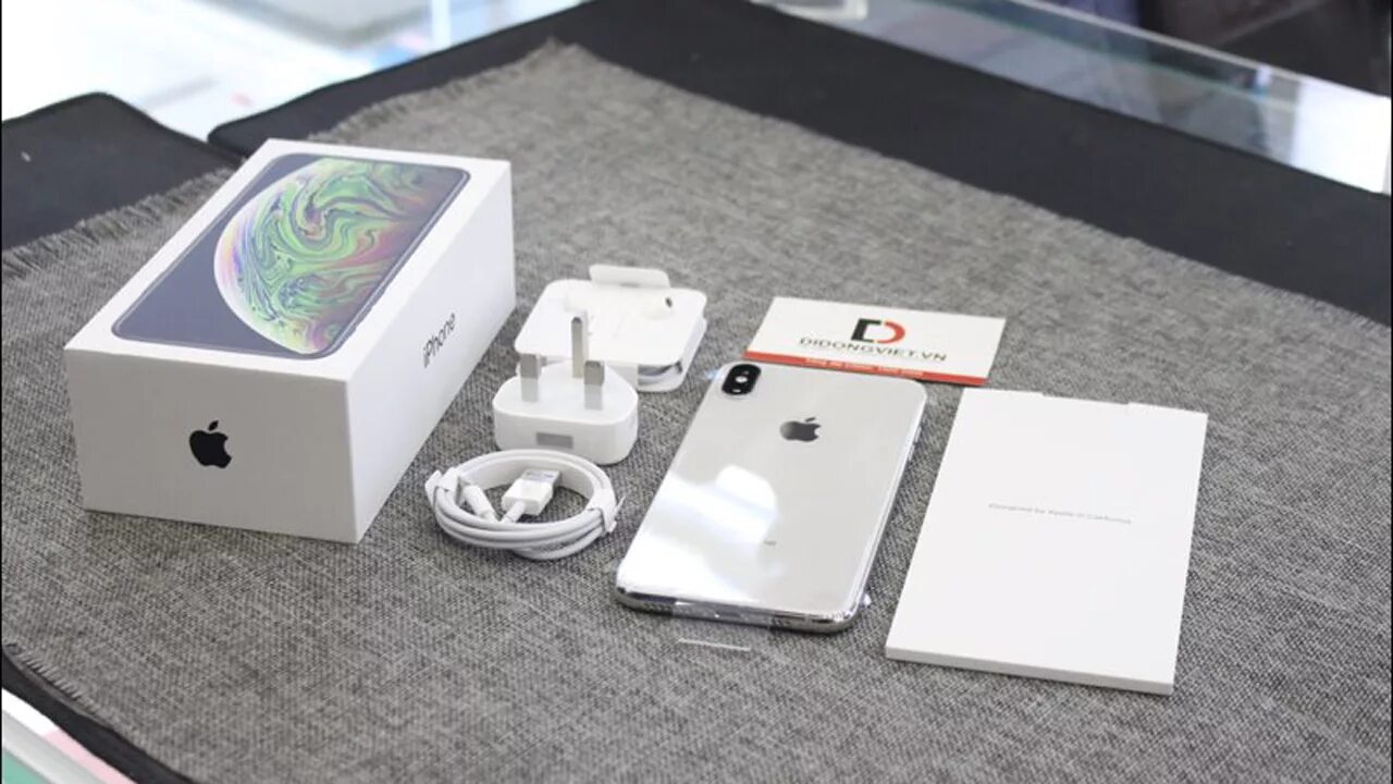 Комплект iphone 15 pro. Iphone XS Max комплектация. Комплектация iphone XS Макс. Iphone XS комплектация. Iphone XS Max Silver.