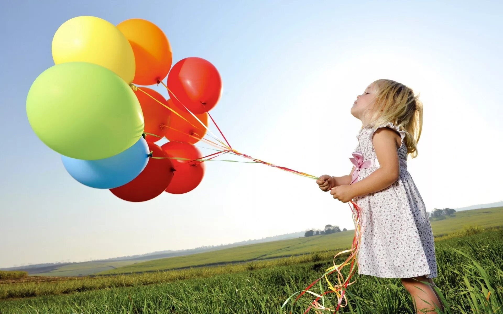 Kid flying. Фотосессия с воздушными шарами. Воздушный шарик. Шарфик для девочки. Дети с воздушными шарами.