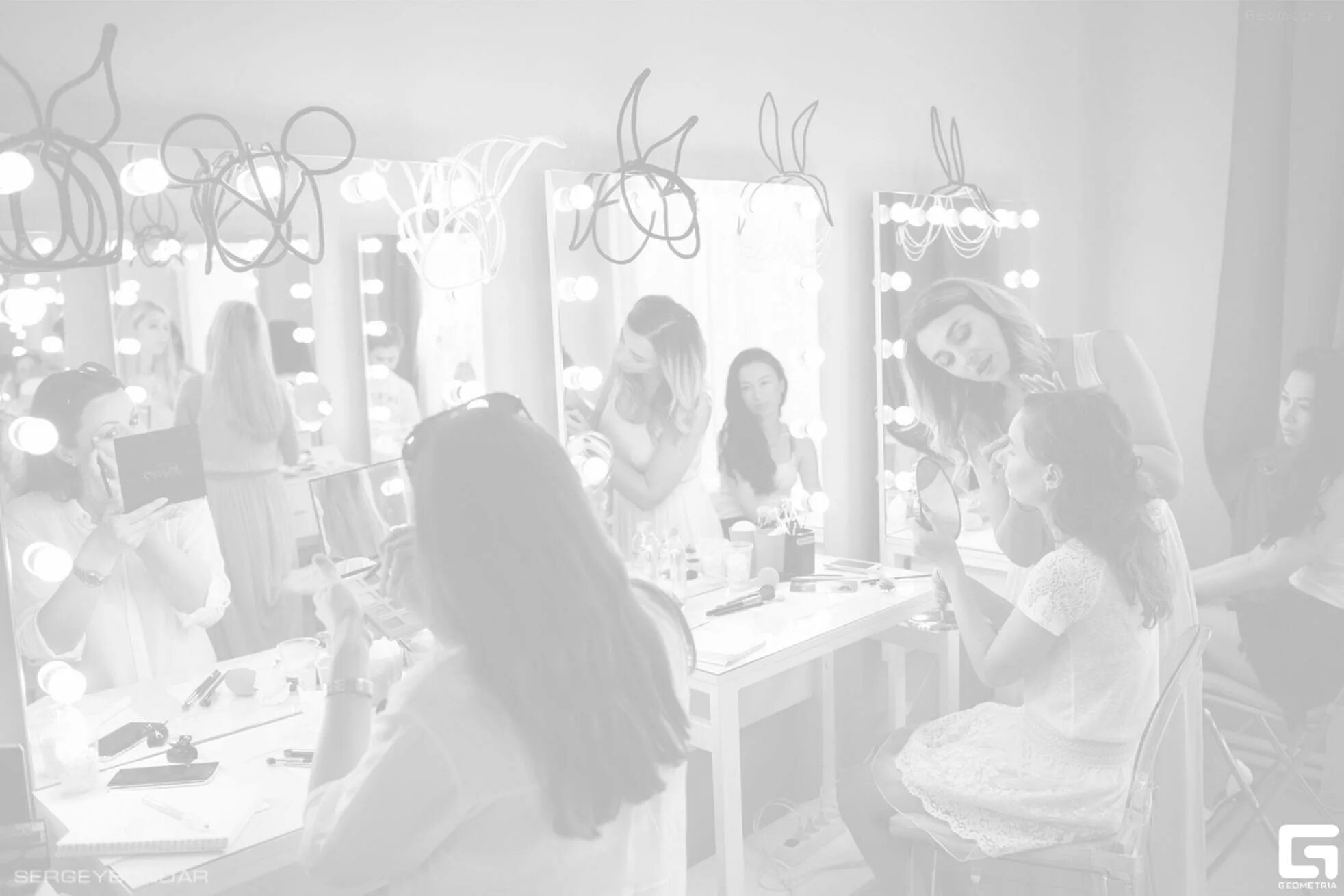 юный визажист. пропаганда индустрии красоты. макияж в салоне. профессия визажист. сколько стоит макияж.